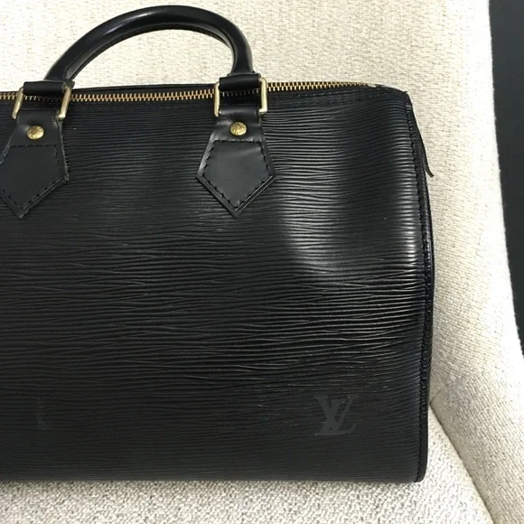 Authentic Louis Vuitton Epi black leather Speedy 25 bag - Picture 9 of 15